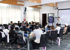 從黑白到多彩，“綠皮車”或是下個(gè)流行